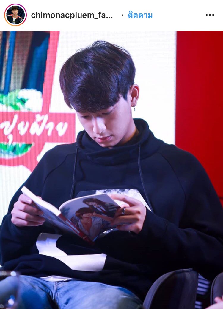 puifai_pui's tweet photo. โมเม้นน่ารักๆ จากงานหนังสือ
#.แจ่มใสแอนดริวอ่าน 🥰
ช่วงรอเล่นเกมกับผู้โชคดี น้องมีความหยิบนิยายมาอ่านพร้อมสั่งทุกคน “หยุดพูดก่อนนะ จะอ่านจริงจังละ “ เอ็นดูมากจ้าหนูรูก ตัวจริงน่ารักแต่พอเล่นบทเกรี้ยวกราด รู้สึกอิจฉาผักกาดทันที 🤭
#BlackDate
#Blacklist https://t.co/BFI4TPFCD2
