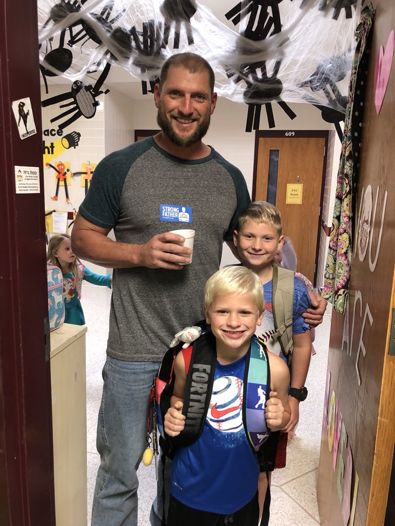 HigginsElem's tweet photo. #StrongFathers in the Higgins house this morning. Thanks to all the Dads, Moms &amp; Grandparents who came out...you may not know it, but you made your student’s day (and ours too)! https://t.co/4kRGgoRVhq