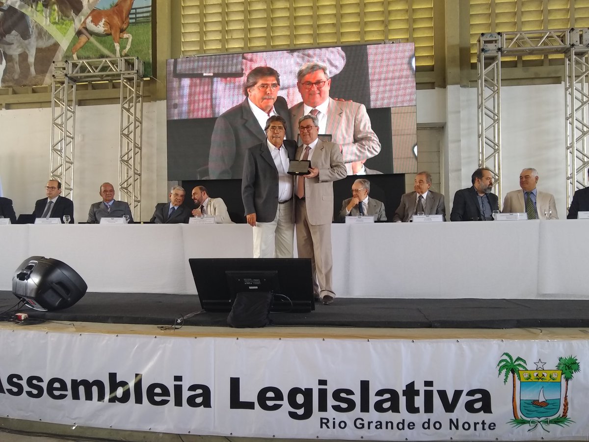 TombaFarias's tweet photo. (A) @TombaFarias fez a entrega da comenda da ALRN ao pecuarista Eduardo Melo. #Homenagem #RN #ANORC https://t.co/LMhTaLOcWN