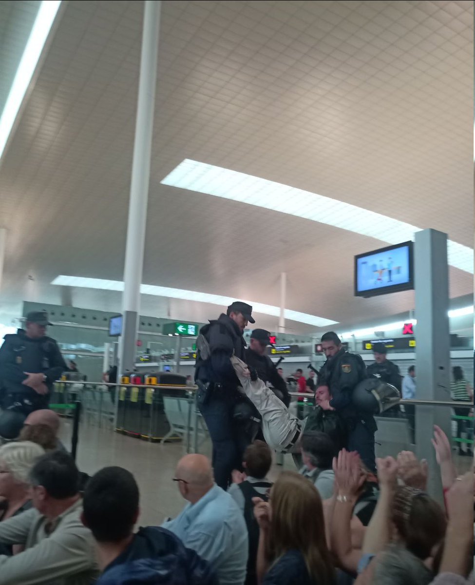 Niuet's tweet photo. Ara mateix interior de l'Aeroport:
#Tsunamidemocratic https://t.co/ieHvi5gn3W
