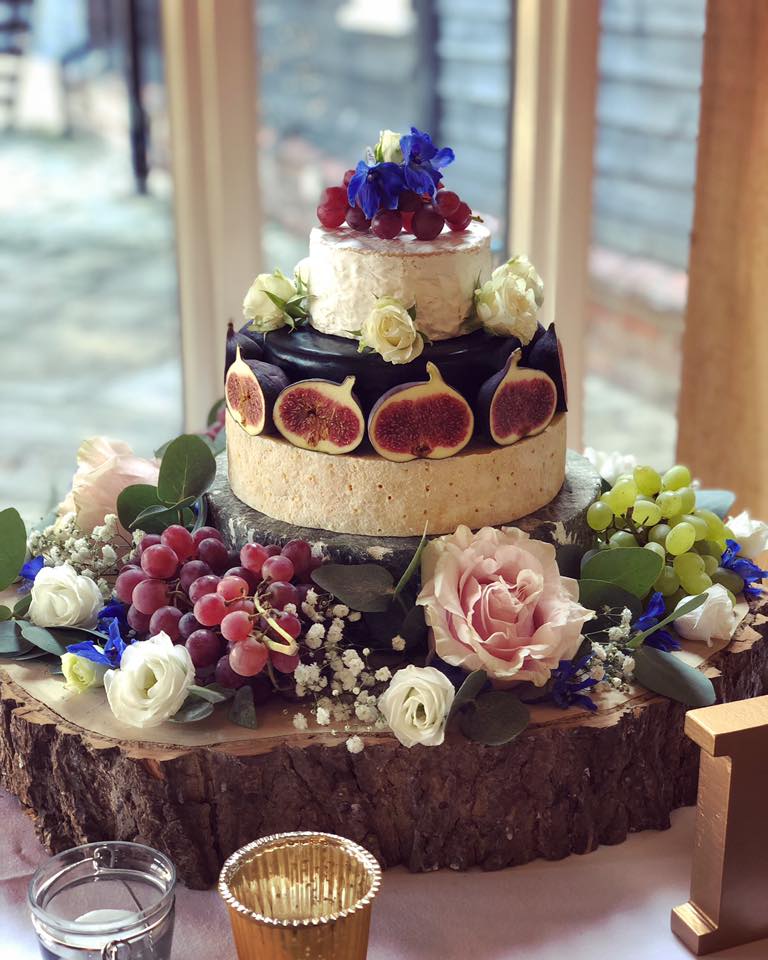 Not a cake person? How about a cheese wedding cake 🧀 🍇