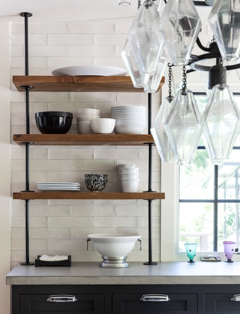 Raise your hand if you like open shelving! 🙋 #openshelves #blackandwhitekitchens #simplicity #goodmorning #designerhomes #finditstyleit #howwedwell #instahome #highcamphome 
Photo: Kat Alves Photography