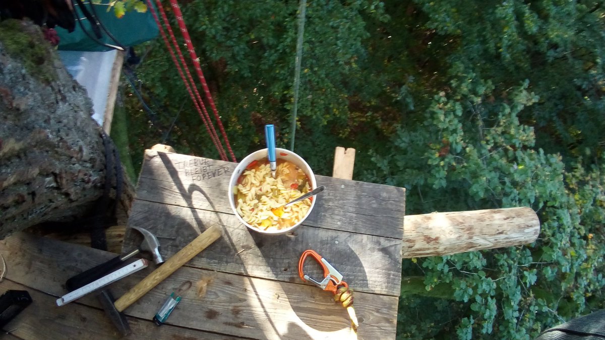 Mittagspause beim Baumhausbau, #vegane Nudelsuppe damit der #DanniBleibt ! #VeganRevolution
#KeineA49
#DannenröderWald
#HambiBleibt
#AckerBleibt
#OsterholzBleibt
#GrüneLungeBleibt
#Antispe

#DirectAction