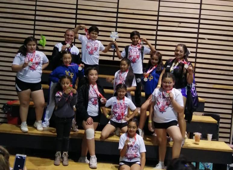 DAEMLosAndes's tweet photo. DESTACADO

Felicitamos al equipo "Blue devils" de Escuela Ignacio Carrera Pinto quienes tuvieron una destacada participación en el torneo metropolitano de cheerleaders de CNDA, esto de cara a su preparación  para el campeonato nacional ¡Felicitaciones!

#DAEMLosAndes https://t.co/yLwL73TV93