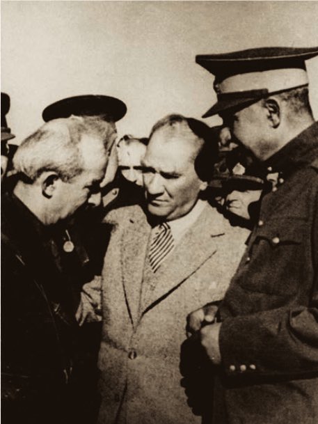 İran Şahı Şah Rıza Pehlevi ve Başbakan İsmet (İnönü) Paşa ve Cumhurbaşkanı Mustafa Kemal (Atatürk) Paşa ile 21 Haziran 1934 tarihinde Eskişehir’de diplomatik temas gerçekleştirirken.