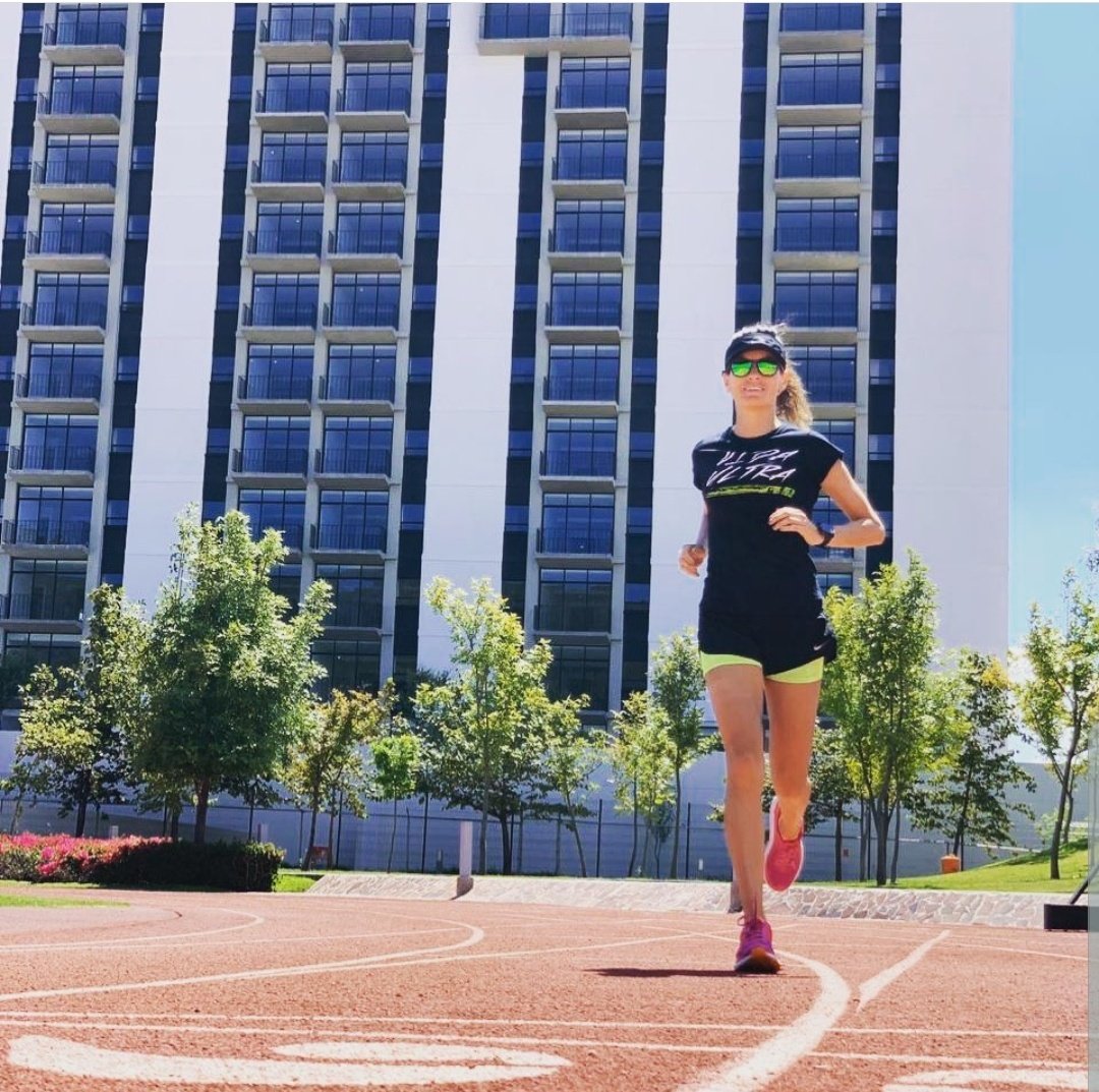 edgarmr's tweet image. FUERA DE SERIE !!
La queretana Samantha Portilla buscará su mayor hazaña deportiva este fin de semana realizando el ULTRAMAN considerada la competencia más dura del mundo.
10 kilómetros nadando.
419km en bicicleta 
Y 84 kilómetros (dos maratones) corriendo
INCREÍBLE!