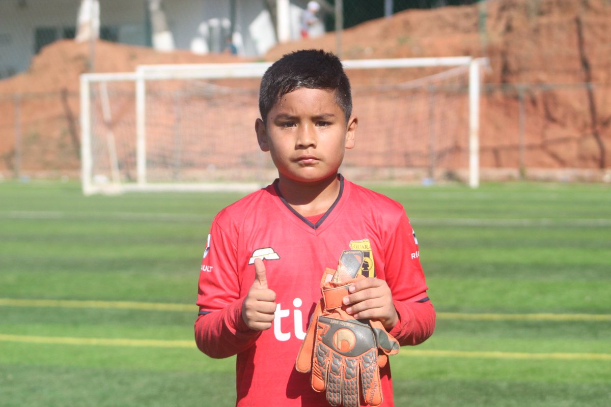 GuaraniEDF's tweet photo. Y EL GUANTE DE ORO ES PARA... 🧤✨
Josué Nietto guardavallas de la Sub 9 Aborigen, tuvo una excelente actuación ante los Cicloncitos de Ypané, con extraordinarias tapadas 🙌🏼 ¡Bravo, Josu! #MiniLegendario 🤩 https://t.co/tgVQqqFJJA