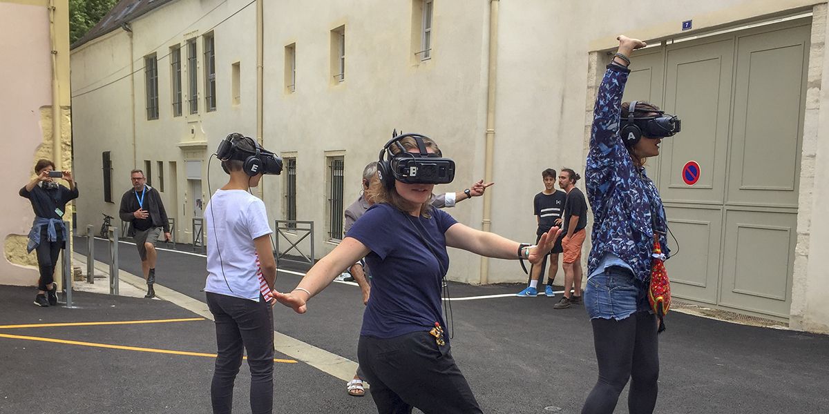 CinetecaMadrid's tweet photo. La realidad virtual de #VRTX en @levfestival pondrá a prueba nuestra capacidad de interactuar con mundos virtuales mediante propuestas como la de Hana Hana, #ALPHALOOP de #Deletere o Gloomy Eyes. Varias sesiones del 17-20 de octubre. Entradas: https://t.co/VNGpTdqquD #LEVMatadero https://t.co/wcponu5Wky