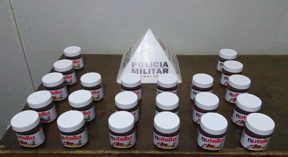 Military police of Minas Gerais proudly displaying the 22 jars of Nutella they found with a thief.  #success  https://g1.globo.com/mg/triangulo-mineiro/noticia/2019/10/13/jovem-e-detida-ao-tentar-furtar-potes-de-creme-de-avela-em-supermercado-em-patrocinio.ghtml