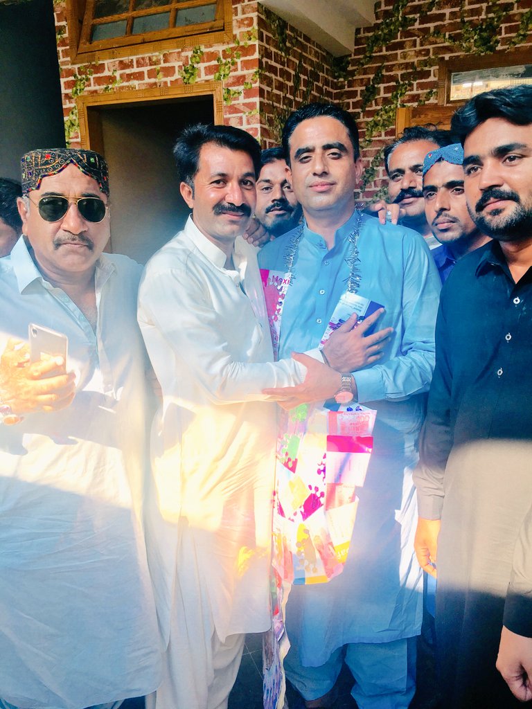 MehranShaikhPPP's tweet photo. پیپلزپارٹی ضلع کشمور کے جنرل سیکریٹری فخر ورکر میر الطاف احمد خان کھوسو صاحب کو عمرہ مبارک کی سعادت حاصل کرنے پر کھوسو ھائوس سکھر پہ جیالوں کیساتھ مبارکباد پیش کرتے ہوئے ۔
دوسری طرف جیالوں کیساتھ خوشگوار انداز میں گروپ تصویر
@AseefaBZ @BBhuttoZardari https://t.co/affWqVUvNs