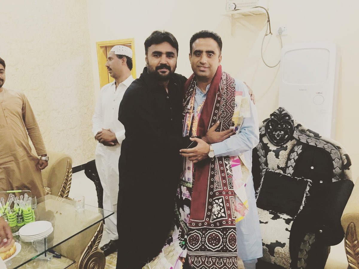 MehranShaikhPPP's tweet photo. پیپلزپارٹی ضلع کشمور کے جنرل سیکریٹری فخر ورکر میر الطاف احمد خان کھوسو صاحب کو عمرہ مبارک کی سعادت حاصل کرنے پر کھوسو ھائوس سکھر پہ جیالوں کیساتھ مبارکباد پیش کرتے ہوئے ۔
دوسری طرف جیالوں کیساتھ خوشگوار انداز میں گروپ تصویر
@AseefaBZ @BBhuttoZardari https://t.co/affWqVUvNs
