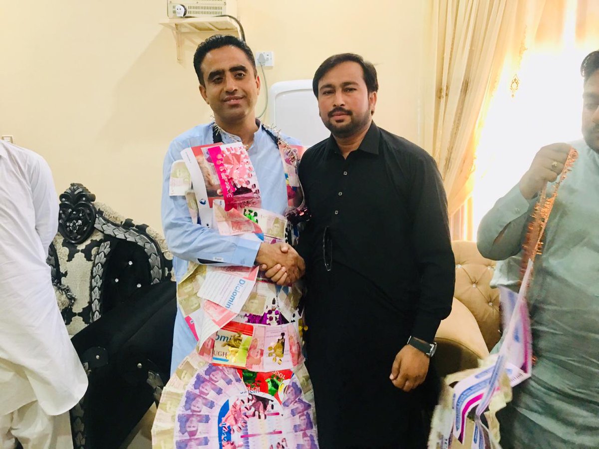 MehranShaikhPPP's tweet photo. پیپلزپارٹی ضلع کشمور کے جنرل سیکریٹری فخر ورکر میر الطاف احمد خان کھوسو صاحب کو عمرہ مبارک کی سعادت حاصل کرنے پر کھوسو ھائوس سکھر پہ جیالوں کیساتھ مبارکباد پیش کرتے ہوئے ۔
دوسری طرف جیالوں کیساتھ خوشگوار انداز میں گروپ تصویر
@AseefaBZ @BBhuttoZardari https://t.co/affWqVUvNs