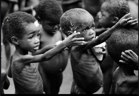 SyedaSaba12's tweet image. بیشک رزق اللہ پاک نے عطا کرنا ھے،مگر وسائل وسیلوں اور ایک اعتدال پر مبنی سسٹم کے تحت،
روزی اللہ نے دینی ھے مگر بچوں کی کفالت تعلیم و تربیت ماں باپ کی ذمہ داری ھے
اور اسلام کے مطابق ہر والدین کو جواب دہ ھونا پڑے گا،یہ نہیں کہ جاہل بچوں کی فوج پیدا کرکے پھینکتے جاو!
#MadrasaReforms