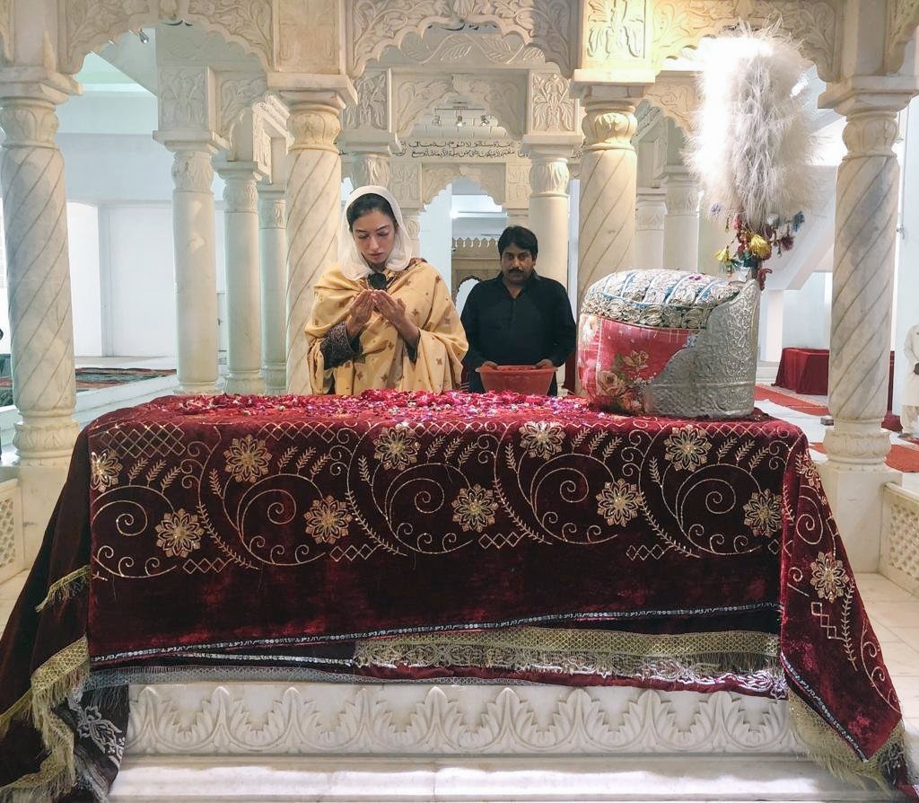 MehranShaikhPPP's tweet photo. GARHI KHUDA BUX, October 14: @AseefaBZ  visited the mausoleum of martyrs at Garhi Khuda Bux on Monday.

The youngest daughter of former Prime Minister showered rose petals and offered fateha at the Mazars of Shaheed Zulfikar Ali Bhutto, Shaheed Mohtarma Benazir Bhutto, https://t.co/4gJ8sVXGp0