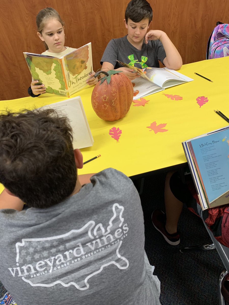 jhswmmom's tweet photo. Immersing in poetry! #bearkatbest #bkrocks #5th_grade @BlackBearkats @CFISD_ELAR2_5 https://t.co/hzbhScSGZG