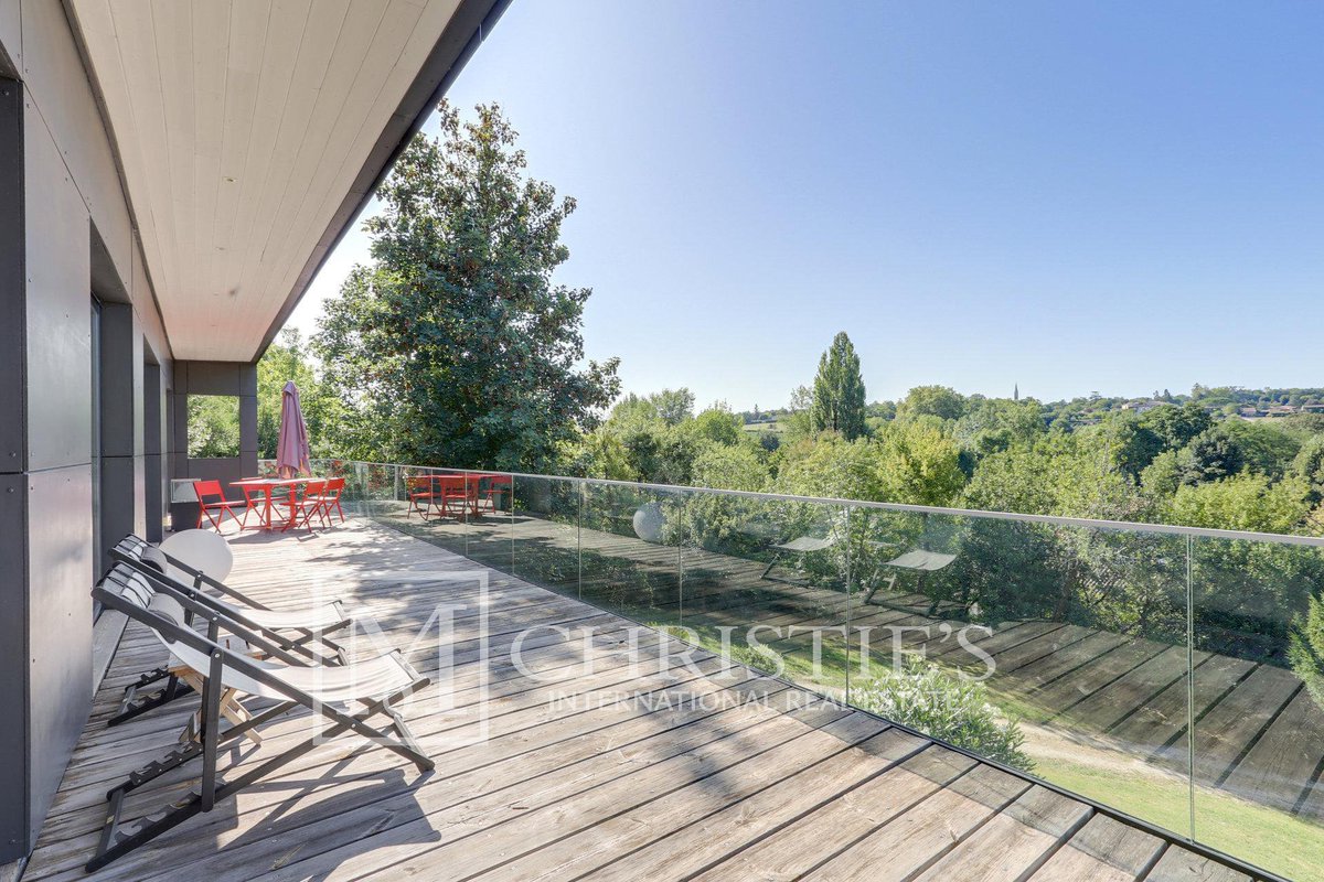 [LE COUP DE COEUR DU MOIS]   #Maison d'architecte à la vue imprenable sur les coteaux de #Bordeaux   210m2, 4 #chambres, 2 terrasses, #piscine et jardin arboré. +3000m2 de terrains. Pièces exposées plein sud🌞 Appelez-nous au : +33(0)981101900☎️ #immobilierdeluxe #RealEstate