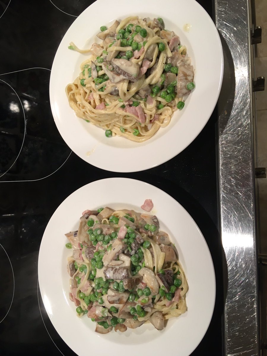 Boletus Edulis #foraging. Egg pasta with said mushrooms, cream, bacon, peas and Parmesan.