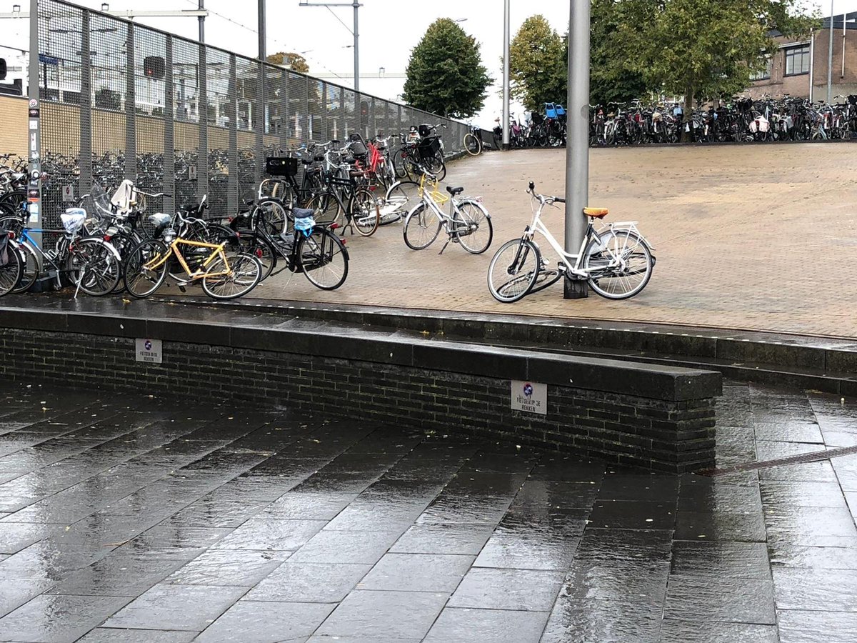 Vandaag zijn op het Oosterspoorplein verkeerd gestalde fietsen verplaatst. Fiets weg? Dan stond deze verkeerd en staat nu in de fietsenrekken langs het spoor (centrumzijde). Stond de fiets vast met een hangslot? Dan is deze verplaatst naar het Fietsdepot. hilversum.nl/fietsparkeren