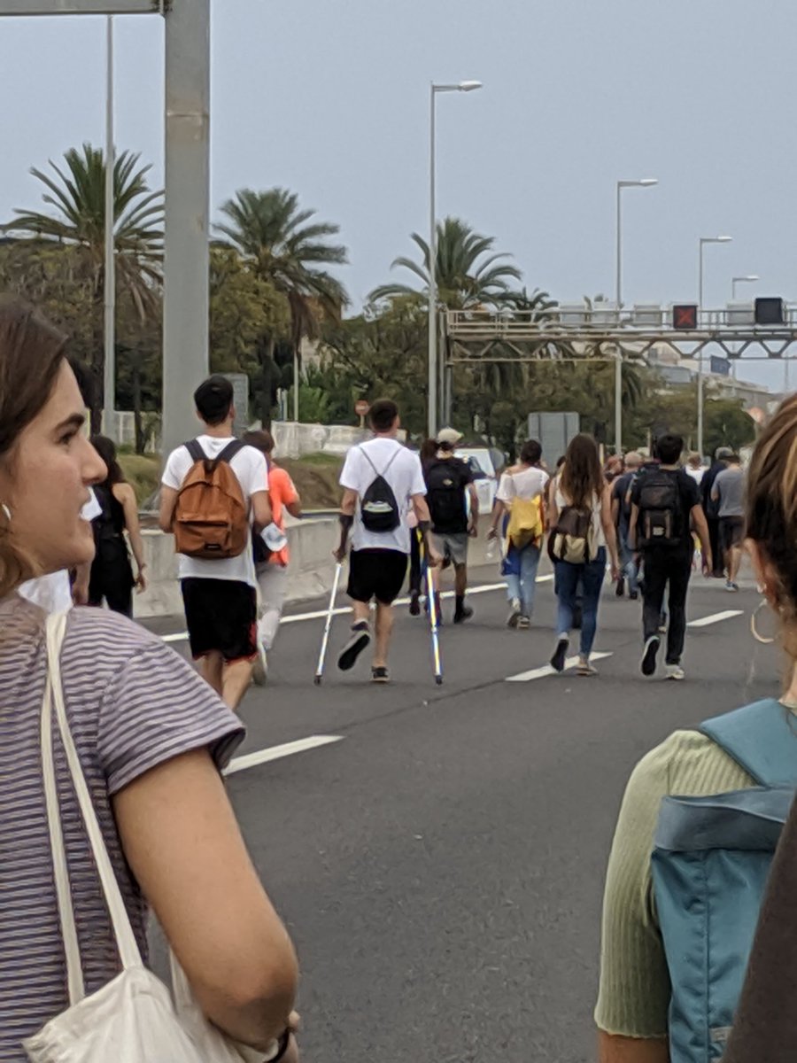AlbertLloreta's tweet photo. El nano que va caminant des de Barcelona a la T1 en crosses. Creu de Sant Jordi. https://t.co/s4aVRg1Dod