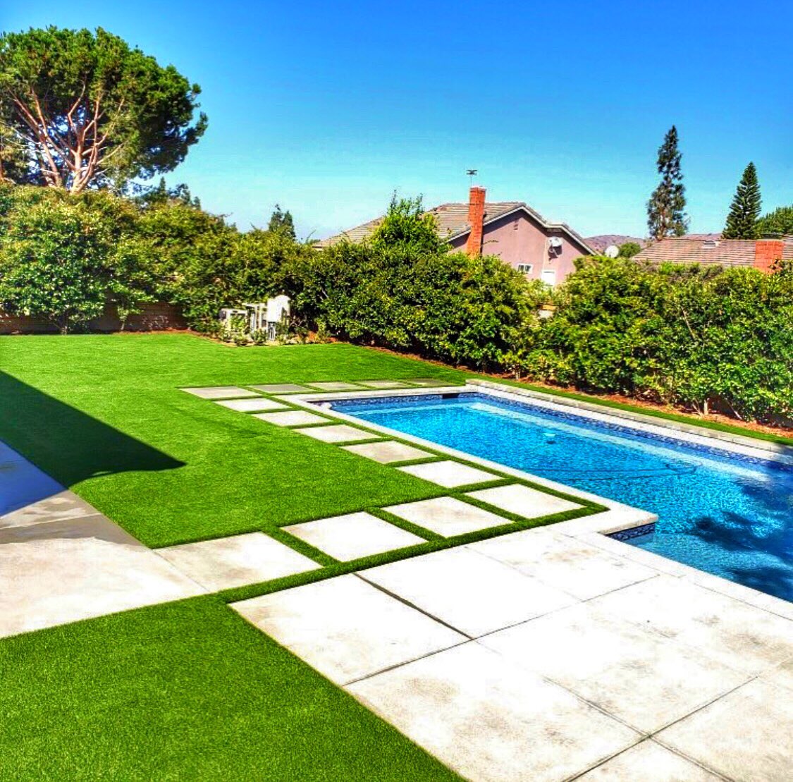 Booneactionturf's tweet photo. BAT Synthetic Turf Lawn Backyard Install #yorbalinda Ca. #synturf #syntheticturf #artificialturf #artificialgrass #strips #lawn #grass #green #sod #clean #deodorizer #petfriendly #pool #poolturf #swim #play #fun #nodeadspots #perfectinstall https://t.co/nULwFRsAZM