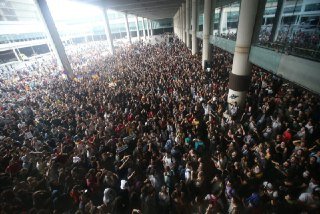 assemblea_int's tweet photo. ⬛️ ⬜️ ✈️Thousands of protesters occupy Barcelona airport to protest against the sentences of the 12 Catalan political and social leaders. Several flights have been cancelled. Civil disobedience protests are being organized all over the Catalan territory. #StandUpForCatalonia https://t.co/ycenzBfcVB