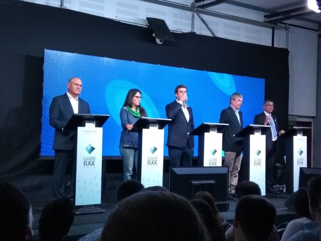 juancjuarez11's tweet photo. #Lujan participando #Candidata y  #candidatos en el #Debate @msjUNLu Expusimos sobre las distintas temáticas previstas. #Salud #Seguridad #MedioAmbiente #Urbanismo #Basural #Inundaciones #ServiciosSanitarios #Hábitat #Industrias #Empleo #Jóvenes  #juarezintendente @Somos_Lujan https://t.co/OWfgQ5iVMw