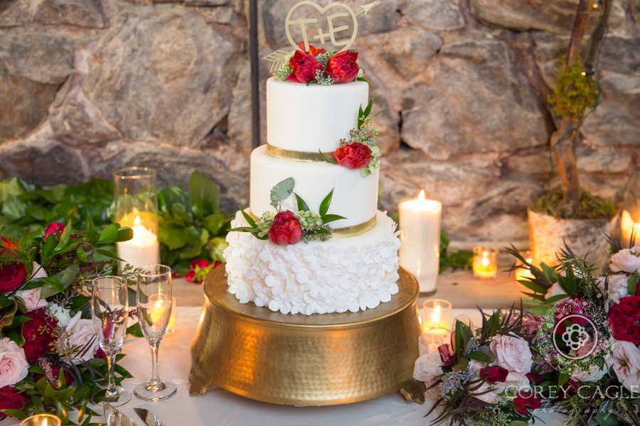 BiltmoreWedNC's tweet photo. Red roses are a classic symbol of love and perfectly adorn this timeless wedding cake crafted by our @BiltmoreEstate pastry team.
.
.
Photographer: Corey Cagle
Florist: Flower Gallery
Planner: Mary Bell Events
Venue: Champagne Cellar
.
#BiltmoreWeddingsNC #Biltmore #WeddingCake https://t.co/DJhaTqtWDw