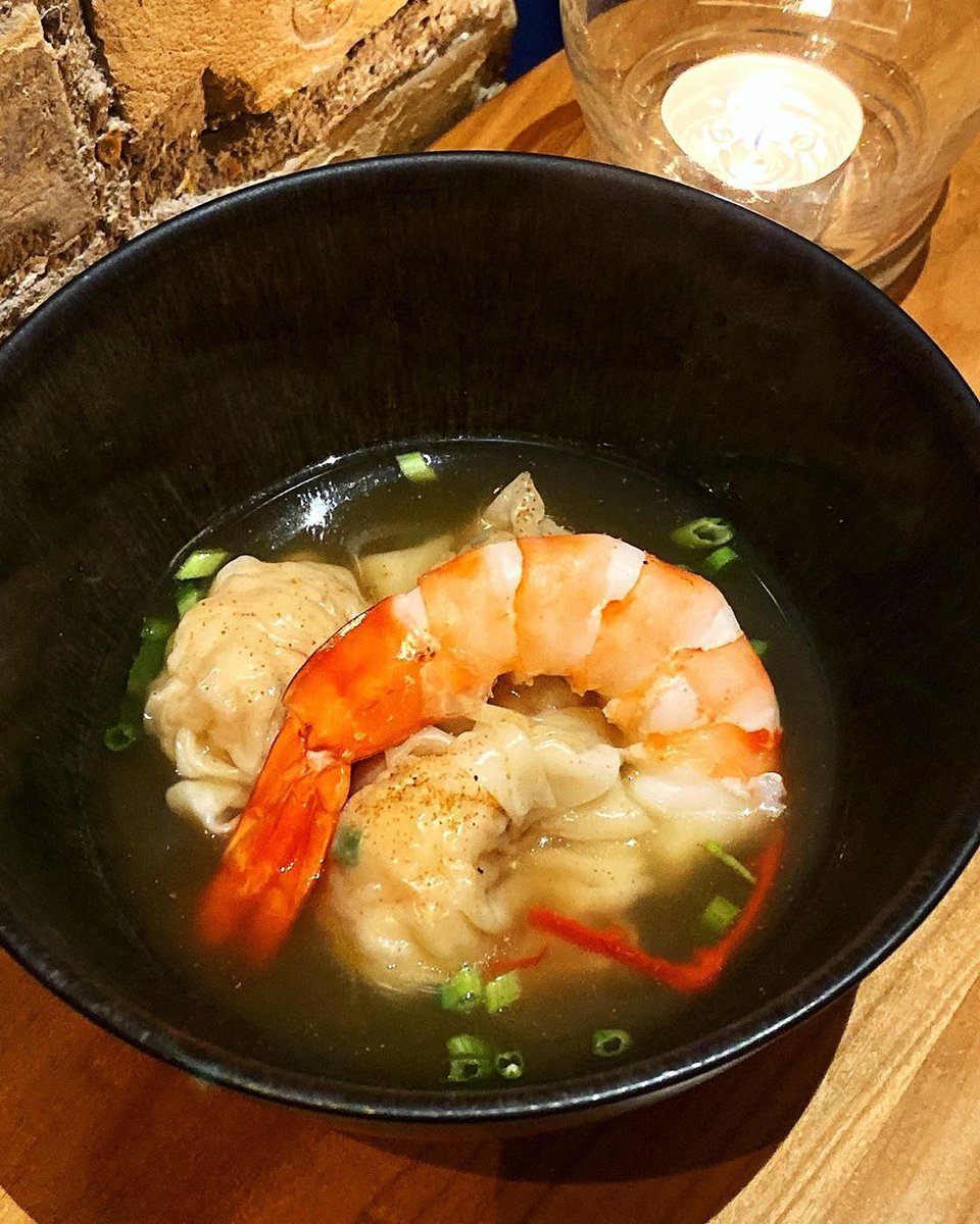 EditionsLebey's tweet photo. Embarquez pour un voyage à travers l'Asie au Café Laï'Tcha grâce à la talentueuse Adeline Grattard. Soupe de wontons et gambas
(📷 @ yannouze )
Café Laï'Tcha
7, rue du Jour
75001 Paris
👉 https://t.co/SrkZZAADQV
.
#restaurantparis #cafelaitcha #adelinegrattard #wonton #gambas https://t.co/w5uFmvZDs7