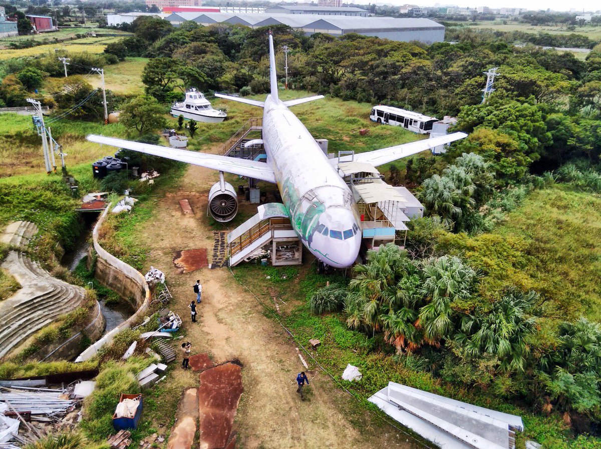 Bob爺 飛行機廃墟 他に羽の取れた飛行機 廃バスなどもあり見応えありました 廃墟 草ヒロ T Co Pz3fsnqcmf Twitter