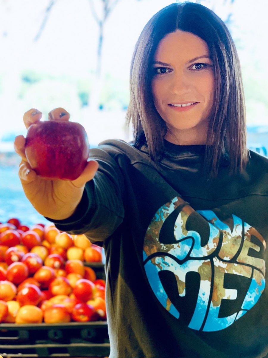 Oggi con <a href="/WFP/">World Food Programme</a> voglio ricordarvi l’importanza di comprare alimenti da poter utilizzare in tanti piatti, per evitare lo spreco alimentare. Per esempio io adoro le mele, che possiamo mangiare a colazione, a pranzo in un’insalata e la sera fare una torta! 🍎 #StopTheWaste