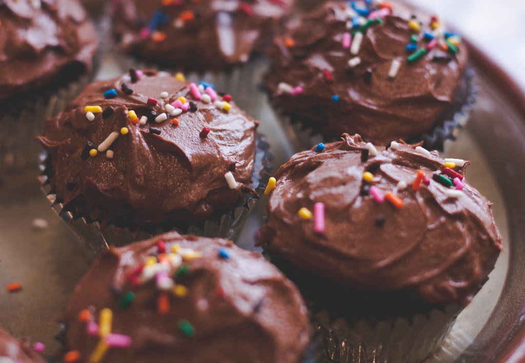 JackpotParty's tweet photo. Happy #ChocolateCupcakeDay! Retweet if you agree this is probably one of the top 10 best holidays ever. 🙌🎂

#cake #chocolate #yum #HappySpinning #JackpotParty #casino #games #mobilegames #SlotMachine https://t.co/ZJEqpIYG3b