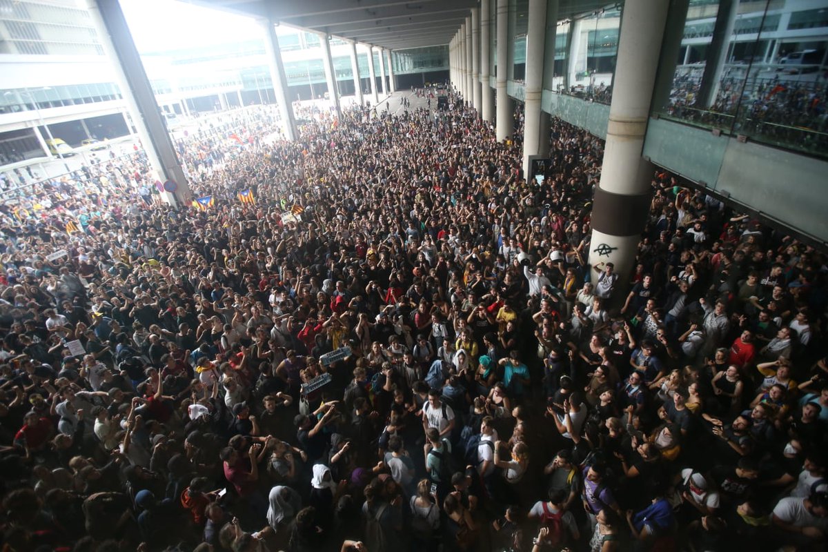 JanneRiitakorpi's tweet photo. Thousands of Catalans are demonstrating all over the country against the brutal sentence of the Supreme Court. Barcelona airport, roads and train tracks completely collapsed. Permanent mobilization until #Catalonia is free! #SentenciaProces https://t.co/OQxo20jfW1