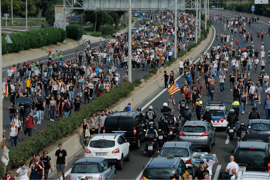 JanneRiitakorpi's tweet photo. Thousands of Catalans are demonstrating all over the country against the brutal sentence of the Supreme Court. Barcelona airport, roads and train tracks completely collapsed. Permanent mobilization until #Catalonia is free! #SentenciaProces https://t.co/OQxo20jfW1