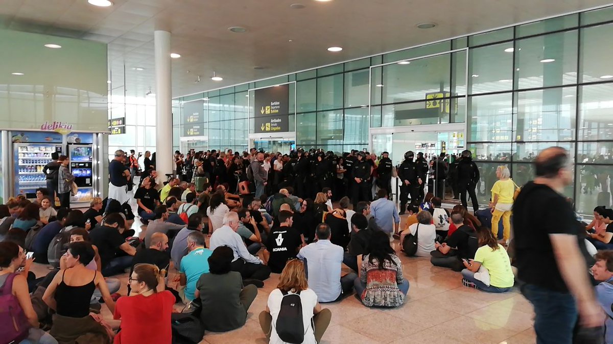 Thousands of Catalans are demonstrating all over the country against the brutal sentence of the Supreme Court. Barcelona airport, roads and train tracks completely collapsed. Permanent mobilization until #Catalonia is free! #SentenciaProces