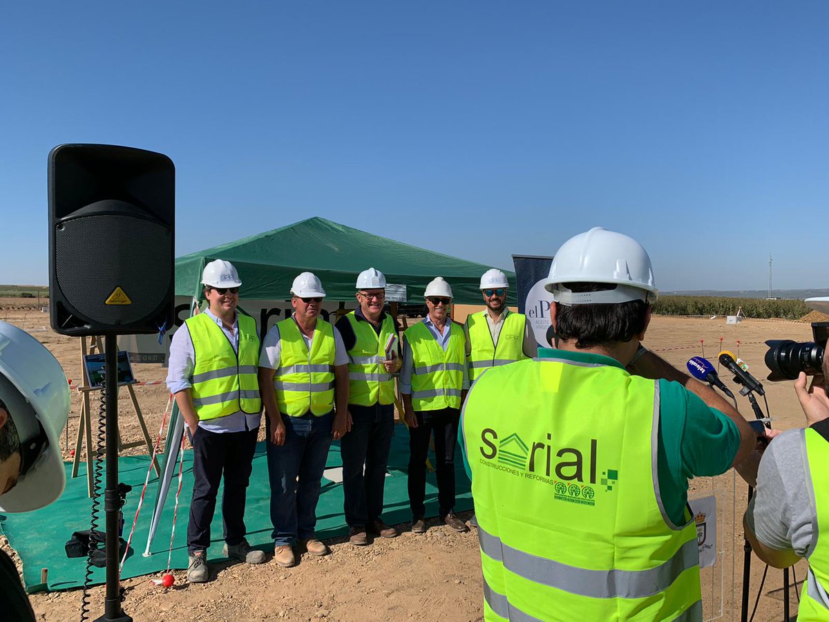 En la pasada mañana del día jueves 10 de octubre tuvo lugar la colocación de la primera piedra de la futura almazara ecológica bioclimática en la finca <a href="/CortijoelPuerto/">Cortijo el Puerto</a> 
de Lora del Río. 
#Almazara #Cortijoelpuerto #Ingeoliva #Construcción #Sarial