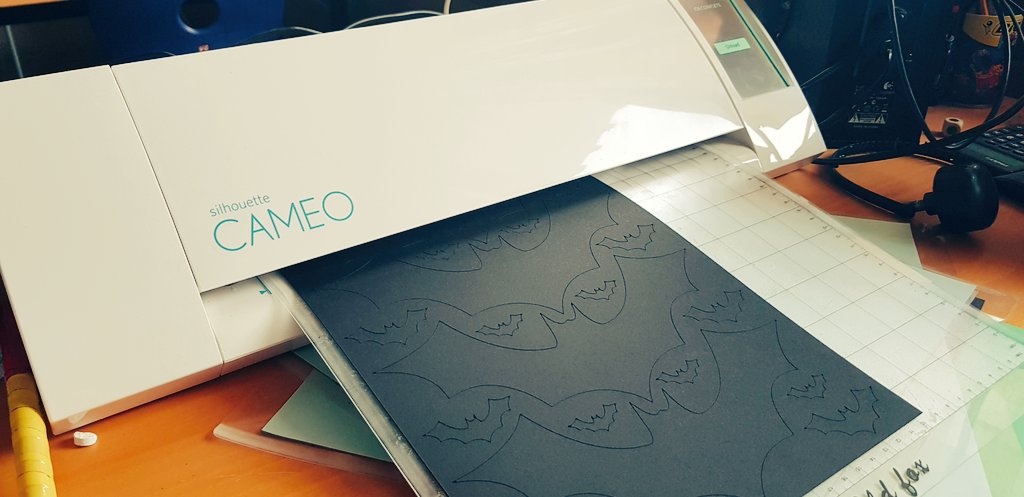 Gera leðurblökur. Elska að vera kennar. Svo fjölbreytt starf #menntaspjall #GRVeyjar #tolvustofan #silhouette