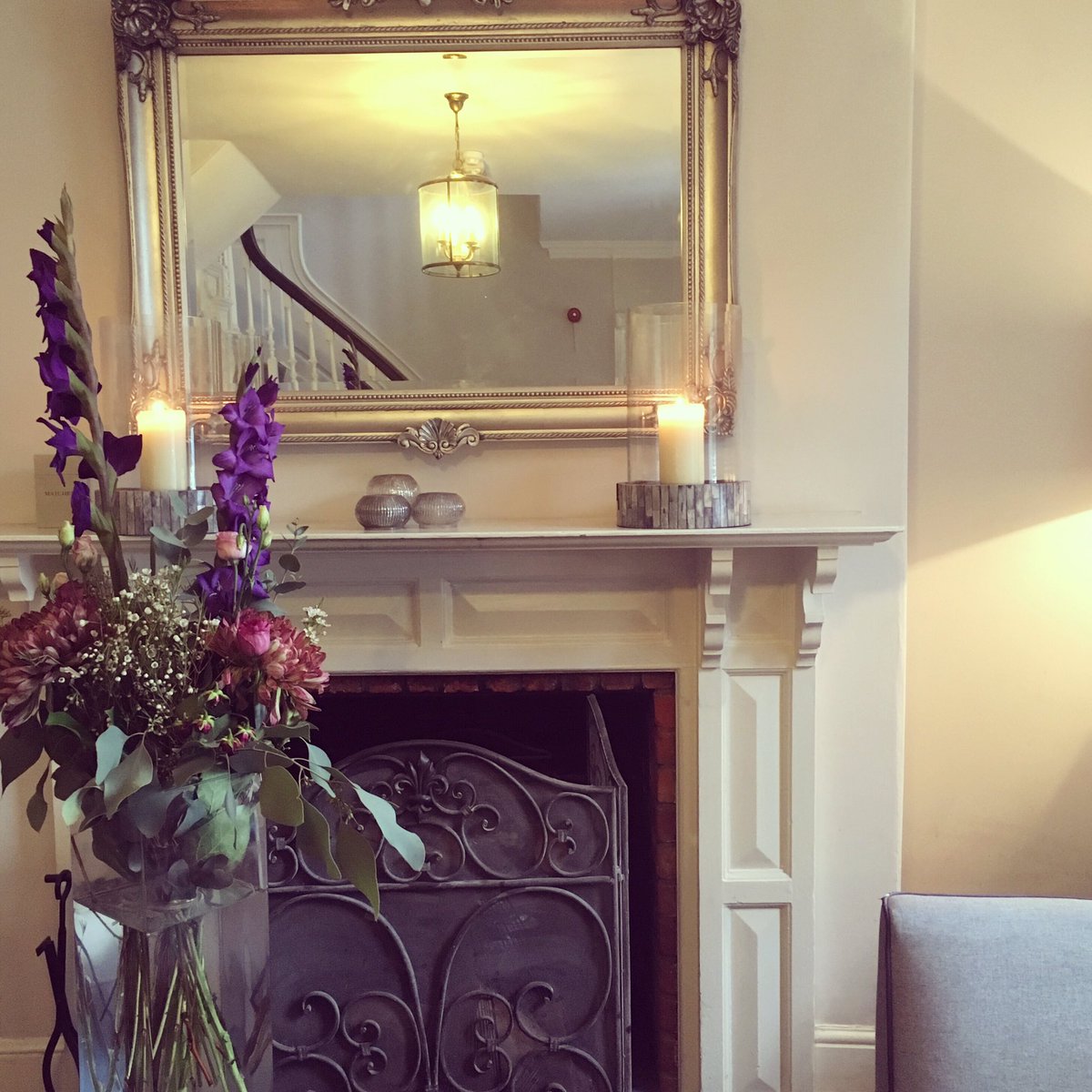 TheNorfolkMead1's tweet photo. Not. Going. Outside. #lounging #hotellife #enoughwiththedrizzle #cosyinhere #norfolkmead #freshflowers #mondaymood #allthecandles #candles #fireplacelove #fireplace #lightingdesign #hotelreception #hotelinteriors 😊✨ https://t.co/DNKYnuEbOv