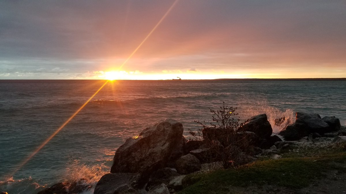 DrNicoleArcy's tweet photo. ☀️🌊
#sunrise #mackinacisland #puremichigan #fall #weekendvibes #whenimnotworking https://t.co/3nhhA8qKW3