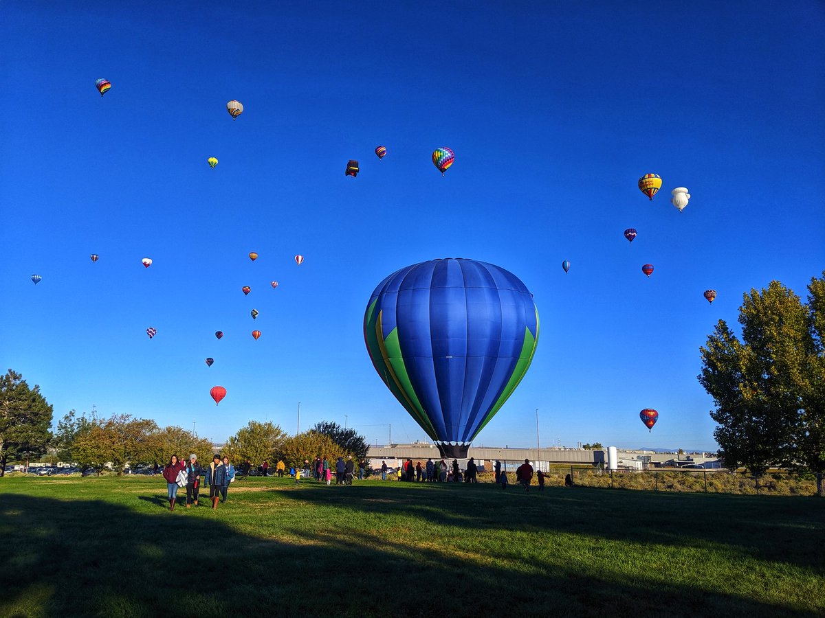 Trixie_Charlie's tweet photo. We were lucky enough to witness the farewell mass ascension of balloons in Albuquerque yesterday. #BalloonFiesta #balloonfiesta2019 #dogsoftwitter #optoutside #newmexico #Albuquerque #hotairballoons #roadtrip @dogcelebration https://t.co/Bhqbq1nXt5