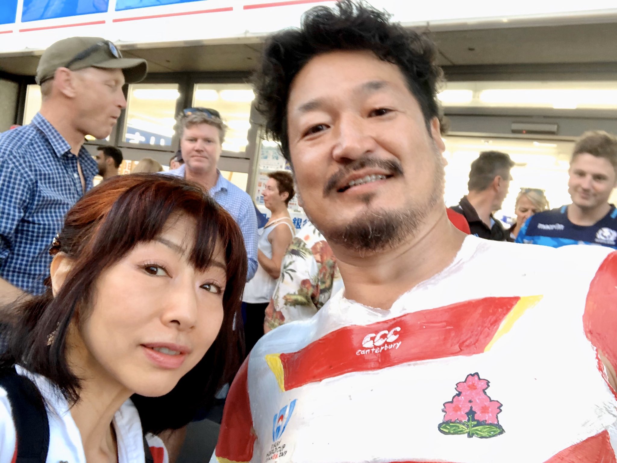 河野理恵子 毎試合 その国のジャージをボディーペインティングされている有名人 漠さん発見 えみこさんと3人で撮っていただきました 漠さん ばくさん Rwc19 ラグビーワールドカップ 日本対スコットランド戦 決勝トーナメント進出