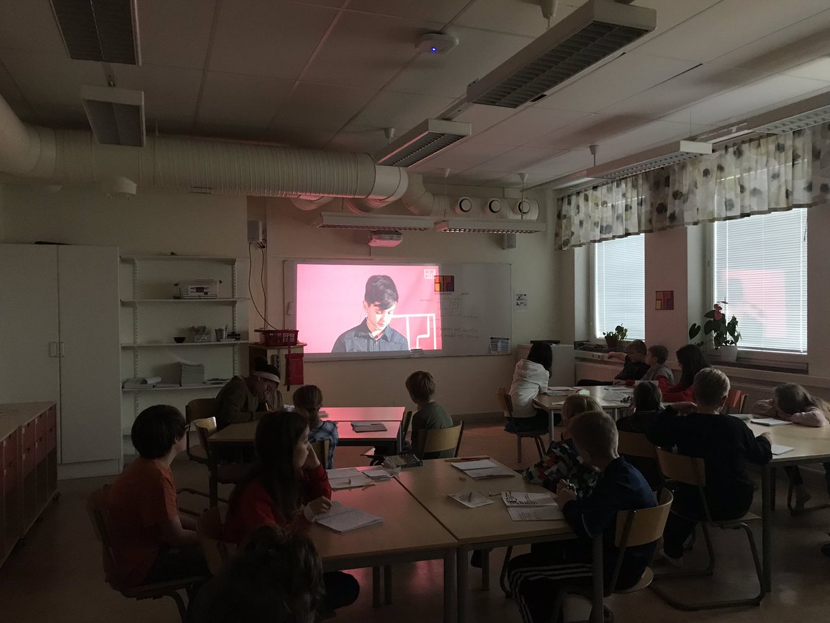 lottabo's tweet photo. Inledde årets #talasomted med Greta. ”How dare you!” gick fram hos eleverna. Även hennes vibrerande  starka engagemang. Sen lyssnade vi på Ensar som berättar hur det är att komma till ett nytt land. ”Vet du hur det känns?” säger han och tittar upp. Ja, svarar en elev. 💛 https://t.co/FutAq4R3BG