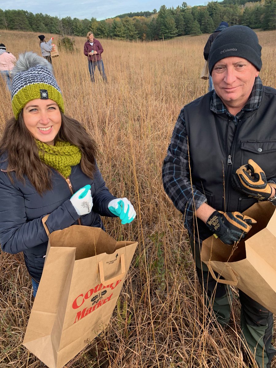 Royal_CU's tweet photo. We're having a great morning at the Belwin Conservancy as we collect prairie seed, take down fencing, and make snack packs for our branches to distribute around the community! #CUForward #RoyalGivesBack https://t.co/WW8MNMtHOD
