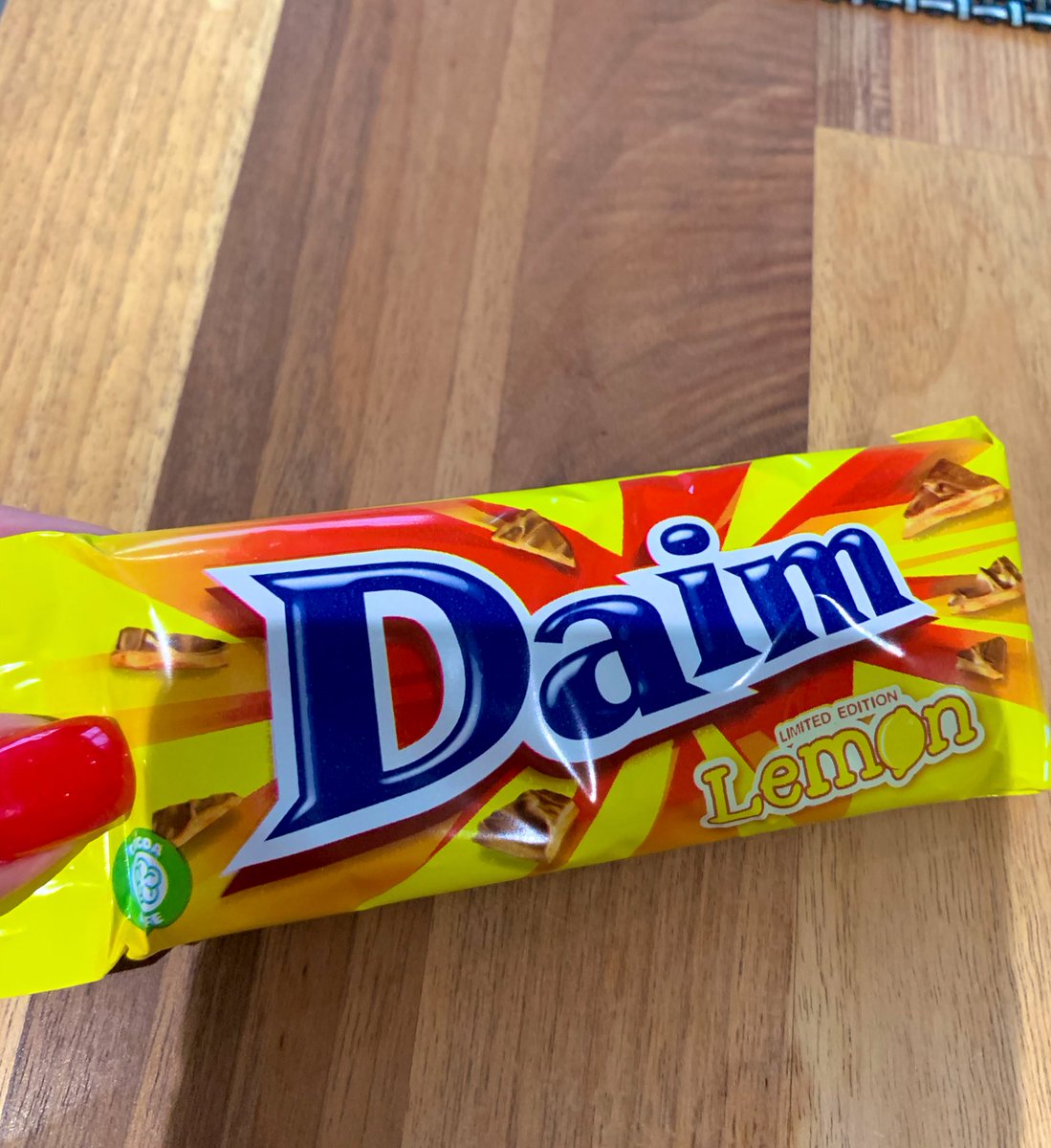 _VJ77's tweet photo. Y’all found the Choc Orange Twirl that I’m STILL searching for....but I raise you with a Lemon Dime (not Daim) Bar Mmmmmm 🍋🍫😋 #LipSmackinglyGood https://t.co/JvzYulbpTF