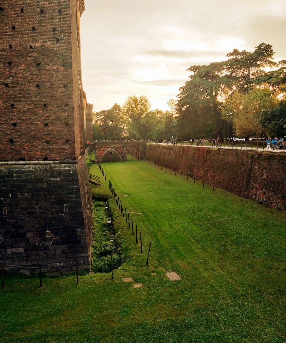 luigilauriolaX's tweet photo. Un bel pomeriggio a #Milano
#parcosempione 
#castellosforzesco
#walking #freedom
#ottobre #life https://t.co/rxyaNevwoZ