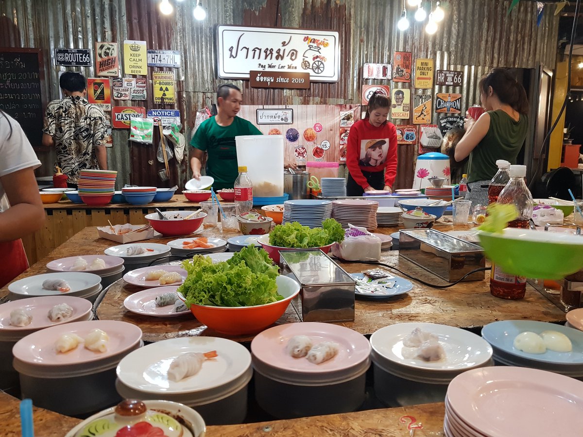 ซูชิสายพาน หรือจะมาสู้ ปากหม้อล้อหมุน ที่ตลาดนัดโอโซวัน เริ่มต้นปากหม้อจานละ 5 บาท น้ำซุปมีให้เลือก เย็นตาโฟ หรือต้มยำ โดยรวม ๆ ok ครับ ได้ทั้งความสนุก และก็อิ่มท้อง 
<a href="/aroii/">@aroii บอกต่อ</a>
 #อร่อย #รีวิวอาหาร #ดอนเมือง  #ร้านอร่อย #กินเที่ยว360 
<a href="/kinjubkinjib/">kinjubkinjib - กินจุ๊บกินจิ๊บ</a>