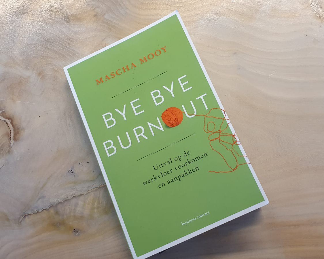 Hoe zorg jij er als werkgever voor dat je werknemers geen burn-out oplopen? Bye Bye Burn-out van Mascha Mooy (<a href="/Businessboek/">Business Contact</a>) zou weleens de oplossing kunnen zijn. business-bubbles.com/nl/dit-boek-he…