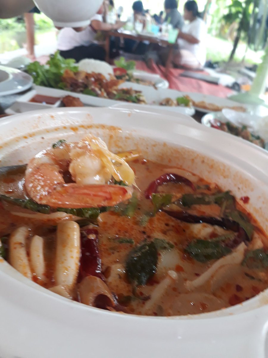 MaReviewCH's tweet photo. ตากล้องกับP.ซังแนะนำมาครับ เมื่อวานเลยไปกินกันพร้อมผบ.และท่านแม่ (แต่พี่เล็ดกับพี่ฮาดไม่ว่างเลยไม่ได้มา)ร้านดีอากาศเด่นอาหารอร่อยแถมราคาไม่เลวครับ แนะนำให้หาเวลามาเยี่ยมมาลองกัน(แถมมีเรือให้พายเล่นด้วย ถึงจะพายไม่ได้ไกลแต่ก็สนุกดี)
#จิบกาแฟริมร่องสวน
#O2 https://t.co/pCwobBgAlD
