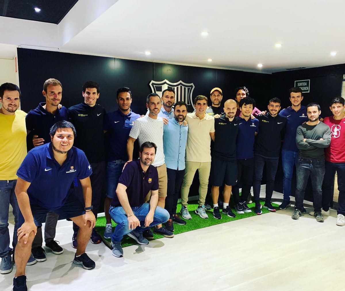 DaniGuindos's tweet photo. No se podía acabar mejor una semana espectacular de lunes a lunes q impartiendo esta conferencia en el Master del @FCBarcelona_es Gracias a todos con los q se ha compartido por el día vivido, y agradecer a todo el mundo los mensajes de alegria durante esta semana👍💪🏻@isaacisaksak https://t.co/hXYPqcUGj7