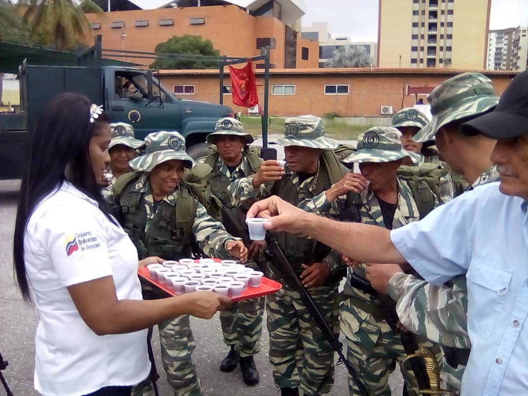 Se ofreció degustación de café servido, del mejor café venezolano <a href="/CafeVenezuelaSA/">Café Venezuela</a>, a todos los patriotas asistentes a la 14 Brigada de las Fuerza Armada Nacional Bolivariana en #Barquisimeto, estado #Lara, en acto de transición de mando de milicianos bolivarianos de la región.