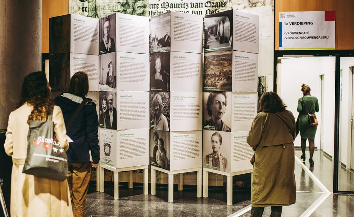 sannemeijerblog's tweet photo. Het voor-één-keer heropgebouwde Vrouwencafé Dikke Trui tijdens de #dgg19 @gronarch was een groot succes! Ik heb namens @VerhalenVanGr bijzondere vrouwen geïnterviewd, discussies geleid, prachtige verhalen gehoord en véél gelachen en geleerd. 

Foto's: Stella Dekker https://t.co/LlDKIU0F9w